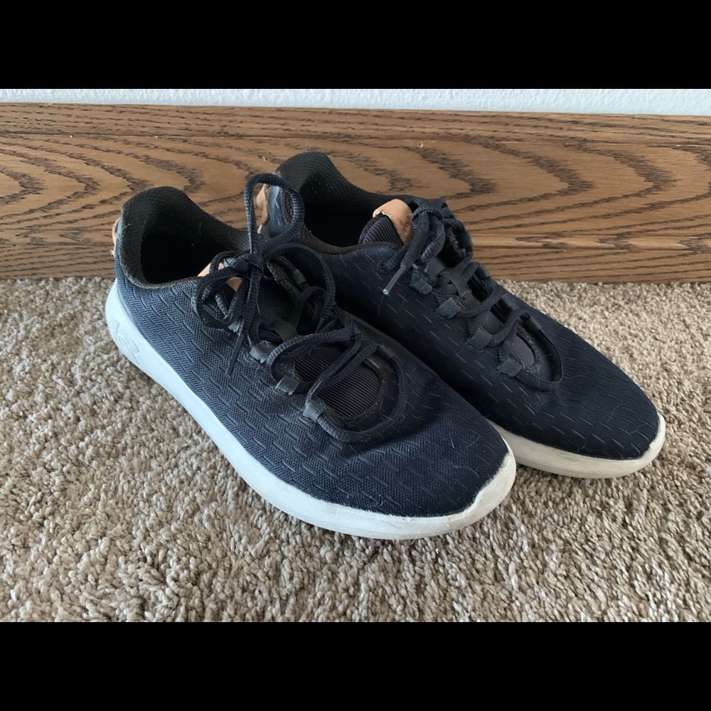 Under Armour black tennis shoe